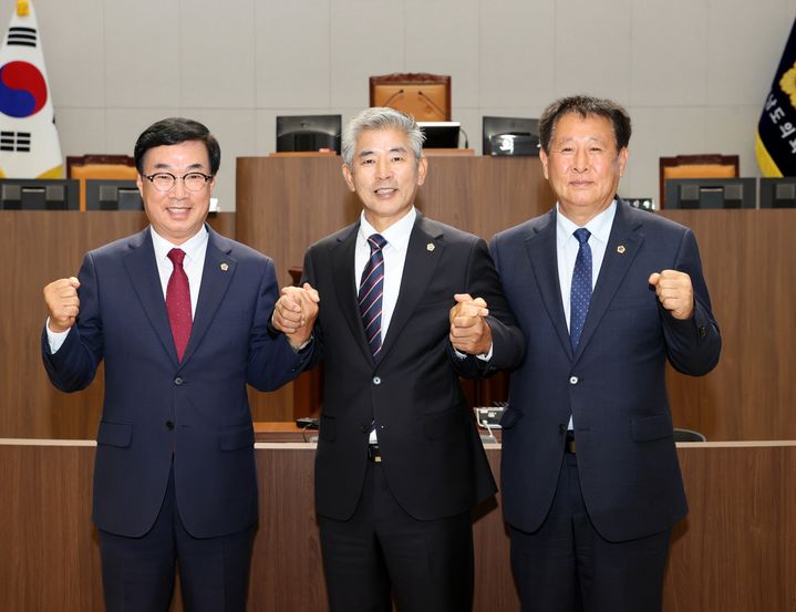 [홍성=뉴시스] 제13대 충남도의회 전반기 의장단 모습.(왼쪽부터 박기영 제2부의장, 조철기 의장, 장승재 제1부의장) *재판매 및 DB 금지