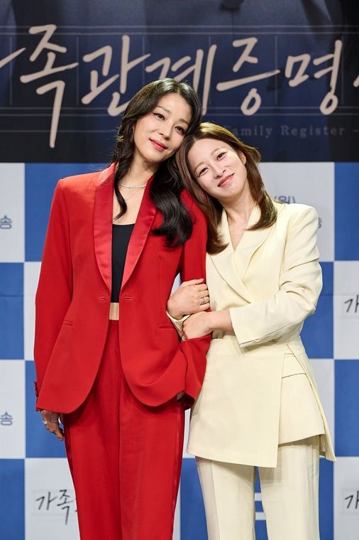 [서울=뉴시스]배우 한고은과 박세영이 2일 서울 상암동 MBC 골든마우스홀에서 열린 새 일일드라마 '가족관계증명서' 제작발표회에서 포즈를 취하고 있다. (사진=MBC 제공) 2026.07.02. photo@newsis.com *재판매 및 DB 금지