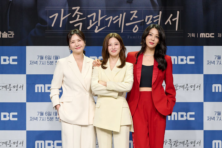 [서울=뉴시스]배우 박세영, 한고은이 2일 서울 상암동 MBC 골든마우스홀에서 열린 새 일일드라마 '가족관계증명서' 제작발표회에서 포즈를 취하고 있다. (사진=MBC 제공) 2026.07.02. photo@newsis.com *재판매 및 DB 금지