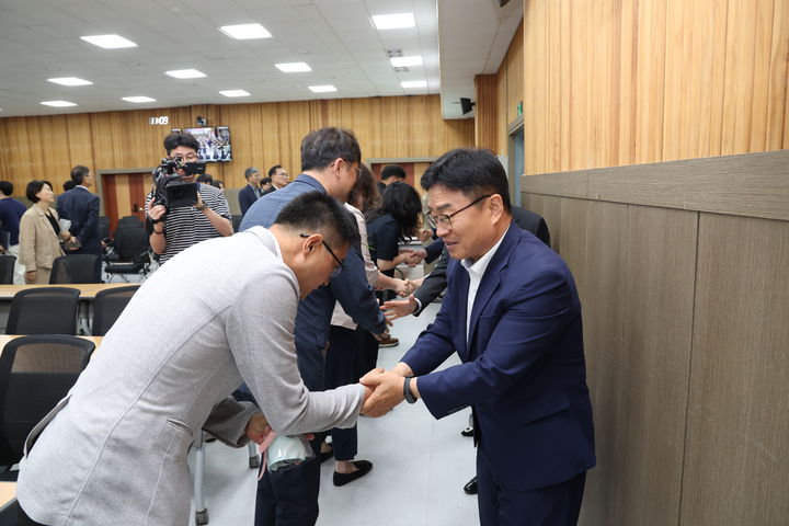 [창원=뉴시스]2일 도교육청 강당에서 권순기 교육감이 7월 조회후 직원들과 악수를 하는 모습. (사진=경남교육청 제공) 2026.07.02.photo@newsis.com *재판매 및 DB 금지