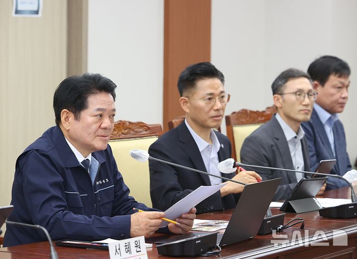 [안양=뉴시스] 최대호 안양시장(맨 왼쪽)이 2일 민선 9기 첫 간부회의를 열고, 간부 공무원들에게 '시청 부지 매각·기업 유치' 등 다양한 주문을 하고 있다. (사진=안양시 제공).2026.07.02.photo@newsis.com