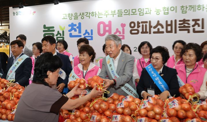 [창원=뉴시스]농협, 고향주부모임과 함께하는 '농심천심 양파 소비촉진'.(사진=경남농협 제공) 2026.07.02. photo@newsis.com *재판매 및 DB 금지