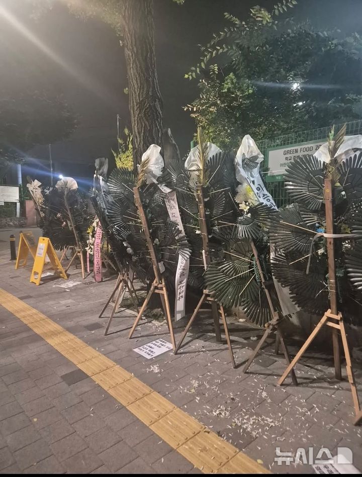 [서울=뉴시스] = 지난 1일 오후 서울 강동구 배재고등학교 정문 앞에 설치된 근조화환이 뒤집혀 있는 모습. (사진=SNS 캡처) 2026.07.02. photo@newsis.com