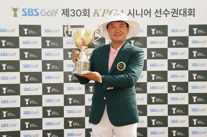 [서울=뉴시스] 김성용이 2일 충남 태안의 솔라고CC 솔코스(파72)에서 열린 한국프로골프(KPGA) 챔피언스투어 제30회 KPGA 시니어 선수권대회 우승을 차지한 뒤 트로피를 들어보이고 있다. (사진=KPGA 제공) 2026.7.02. *재판매 및 DB 금지