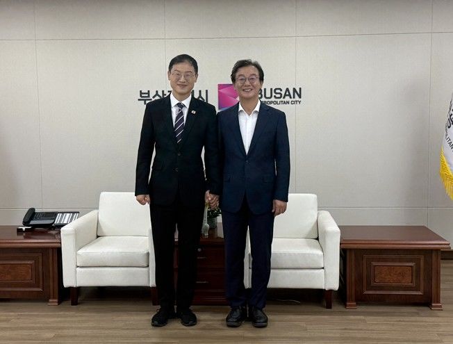 [부산=뉴시스] 전재수 부산시장과 김상욱 울산시장이 2일 오후 2시30분 부산시청에서 만나 교류 협력 강화 방안을 논의했다. (사진=부산시 제공) 2026.07.02. photo@newsis.com *재판매 및 DB 금지