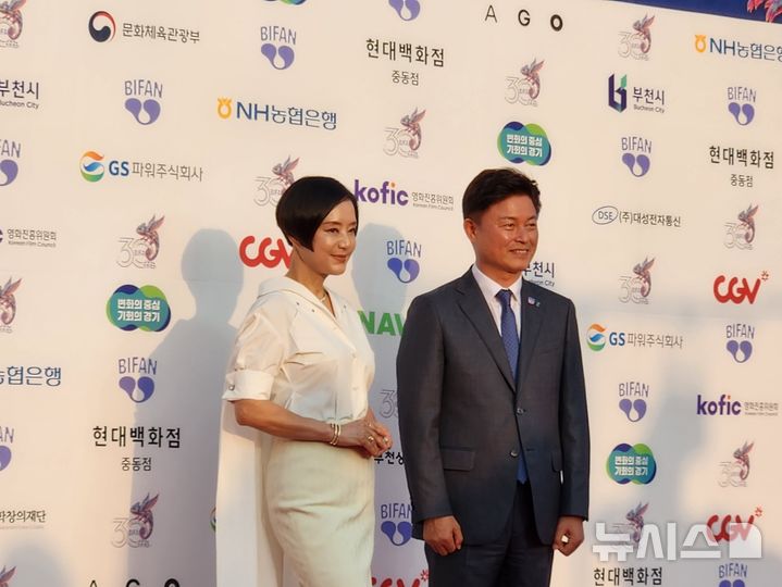 [부천=뉴시스] 김지현 기자=2일 경기 부천시청 잔디광장에서 '제30회 부천국제판타스틱영화제(BIFAN)' 공동조직위원장인 배우 장미희(왼쪽)와 조용익 부천시장이 레드카펫 행사에 참석했다. 2026.07.02. kjh@newsis.com