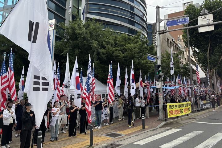 [대구=뉴시스] 이상제 기자 = 2일 대구 중구 선거관리위원회 앞에서 유권자와 시민단체 회원들이 부정선거 척결을 촉구하는 집회를 하고 있다. 2026.07.02. king@newsis.com *재판매 및 DB 금지