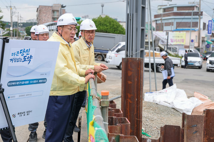 [당진=뉴시스] 김기재 당진시장이 2일 수해복구현장점검 일환으로 읍내동 배수펌프장 설치 현장을 찾아 점검하고 있다. (사진=당진시 제공) 2026.07.02. photo@newsis.com *재판매 및 DB 금지