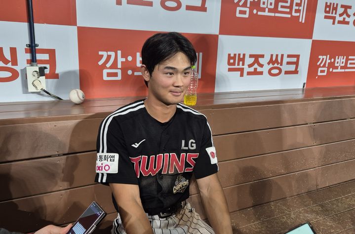 [서울=뉴시스] 문채현 기자 = 프로야구 LG 트윈스의 이영빈이 2일 서울 고척스카이돔에서 열린 2026 신한 쏠 KBO리그 키움 히어로즈와의 원정 경기에서 승리한 뒤 취재진과 인터뷰를 하고 있다. 2026.07.02. dal@newsis.com *재판매 및 DB 금지