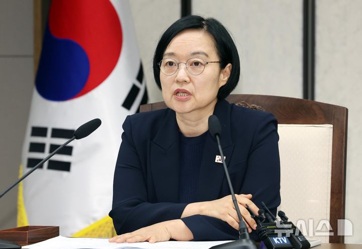 [세종=뉴시스] 배훈식 기자 = 한성숙 국무총리가 2일 오전 세종시 정부세종청사에서 열린 제14차 비상경제점검회의에서 발언하고 있다. 2026.07.02. dahora83@newsis.com