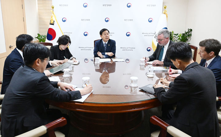 [서울=뉴시스] 구윤철 부총리 겸 재정경제부 장관이 1일 서울 종로구 서울청사에서 경제협력개발기구(OECD) 방한단과 면담을 하고 있다. 있다. (사진=재정경제부 제공). 2026.07.02. photo@newsis.com *재판매 및 DB 금지