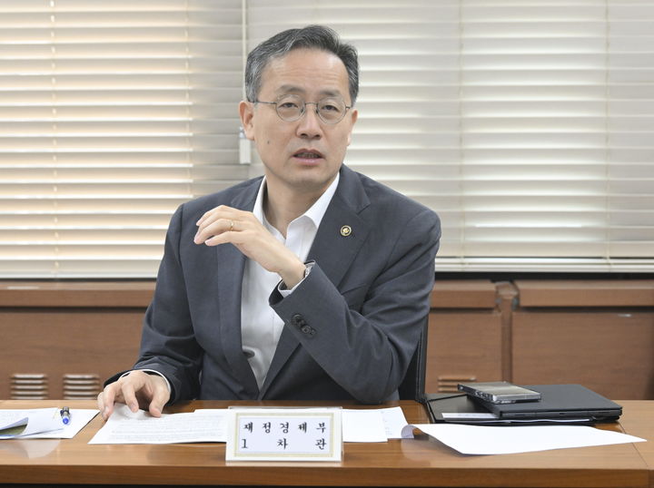 [서울=뉴시스] 이형일 재정경제부 차관이 2일 서울 종로구 정부서울청사에서 열린 '제71차 물가관계차관회의'를 주재, 모두발언을 하고 있다. (사진=재정경제부 제공). 2026.07.02. photo@newsis.com *재판매 및 DB 금지