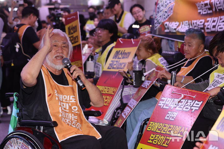 [서울=뉴시스] 권창회 기자 = 박경석 전국장애인차별철폐연대(전장연) 상임대표가 2일 오전 서울 중구 1호선 시청역에서 '69차 출근길 지하철 탑니다' 시위에서 발언하고 있다. 2026.07.02. kch0523@newsis.com