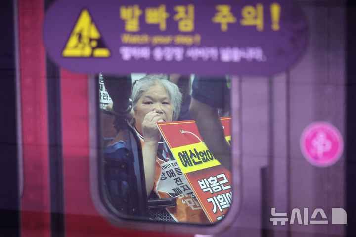 [서울=뉴시스] 권창회 기자 = 전국장애인차별철폐연대(전장연) 회원들이 2일 오전 서울 중구 1호선 시청역에서 '69차 출근길 지하철 탑니다' 시위를 하고 있다. 2026.07.02. kch0523@newsis.com