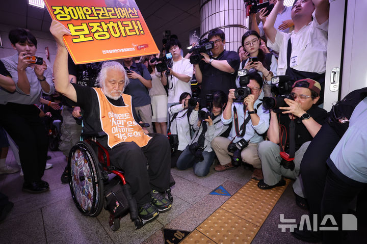 [서울=뉴시스] 권창회 기자 = 박경석 전국장애인차별철폐연대(전장연) 상임대표를 비롯한 회원들이 2일 오전 서울 중구 1호선 시청역에서 '69차 출근길 지하철 탑니다' 시위를 하고 있다. 2026.07.02. kch0523@newsis.com