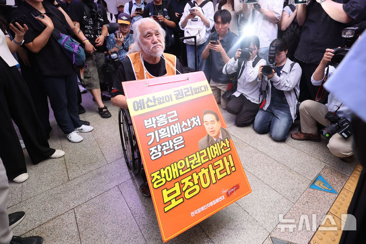 [서울=뉴시스] 권창회 기자 = 박경석 전국장애인차별철폐연대(전장연) 상임대표를 비롯한 회원들이 2일 오전 서울 중구 1호선 시청역에서 '69차 출근길 지하철 탑니다' 시위를 하고 있다. 2026.07.02. kch0523@newsis.com