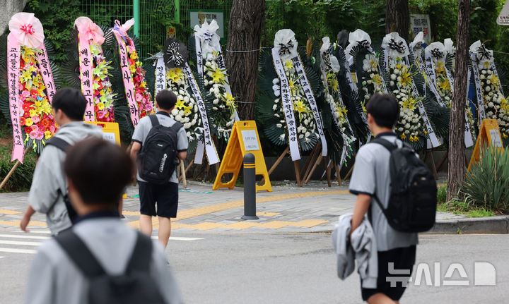 [서울=뉴시스] 조성우 기자 = 지난달 29일 고교야구 대회 도중 광주일고를 향해 '스타벅스 가야지' 응원 구호를 외쳐 논란을 빚은 배재고 야구부를 비판하는 근조 화환이 2일 서울 강동구 배재고등학교 앞에 놓여 있다.대한야구소프트볼협회는 전날 스포츠공정위원회를 열고 배재고 야구부에 전국대회 출전 정지 6개월 중징계를 내렸다. 2026.07.02. xconfind@newsis.com