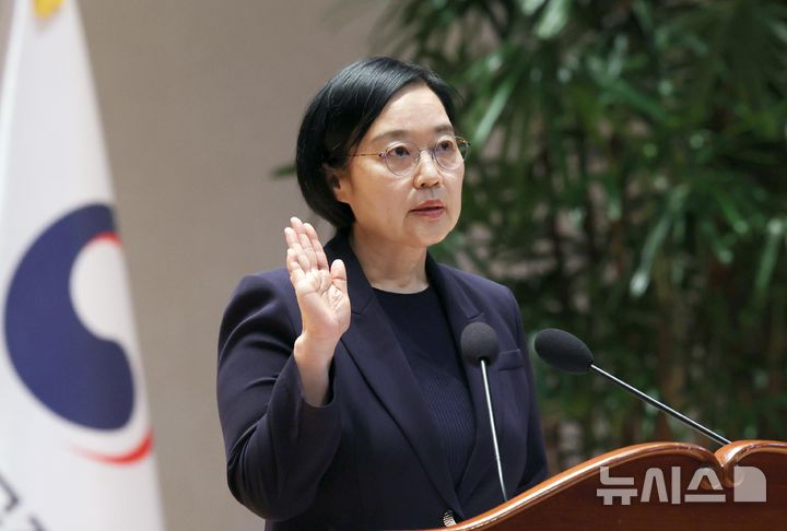 [세종=뉴시스] 배훈식 기자 = 한성숙 국무총리가 2일 오전 세종시 정부세종청사에서 열린 취임식에서 취임선서를 하고 있다. 2026.07.02. dahora83@newsis.com