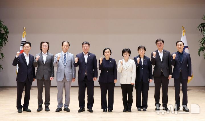 [세종=뉴시스] 배훈식 기자 = 한성숙 국무총리가 2일 오전 세종시 정부세종청사에서 열린 취임식에서 장관들과 기념촬영 하고 있다. 2026.07.02. dahora83@newsis.com