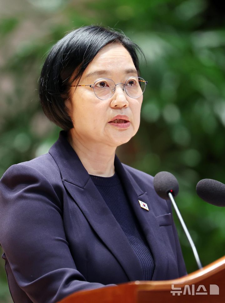[세종=뉴시스] 배훈식 기자 = 한성숙 국무총리가 2일 오전 세종시 정부세종청사에서 열린 취임식에서 취임사를 하고 있다. 2026.07.02. dahora83@newsis.com