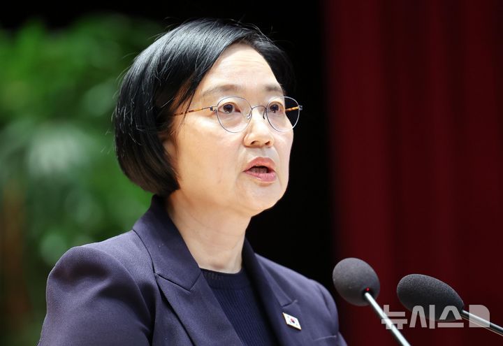 [세종=뉴시스] 배훈식 기자 = 한성숙 국무총리가 2일 오전 세종시 정부세종청사에서 열린 취임식에서 취임사를 하고 있다. 2026.07.02. dahora83@newsis.com