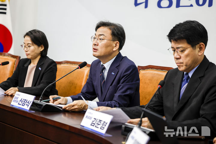 [서울=뉴시스] 정병혁 기자 = 신장식 조국혁신당 대표 권한대행이 2일 서울 여의도 국회에서 열린 최고위회의에서 발언하고 있다. 2026.07.02. jhope@newsis.com