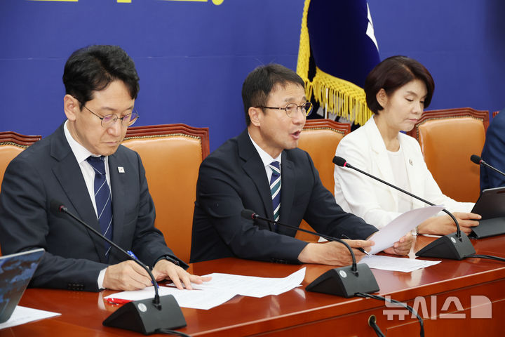 [서울=뉴시스] 최진석 기자 = 한병도 더불어민주당 대표 직무대행 겸 원내대표가 2일 여의도 국회에서 열린 정책조정회의에서 발언하고 있다. 2026.07.02. myjs@newsis.com