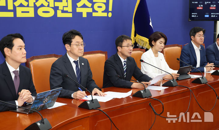 [서울=뉴시스] 최진석 기자 = 한병도 더불어민주당 대표 직무대행 겸 원내대표가 2일 여의도 국회에서 열린 정책조정회의에서 발언하고 있다. 2026.07.02. myjs@newsis.com