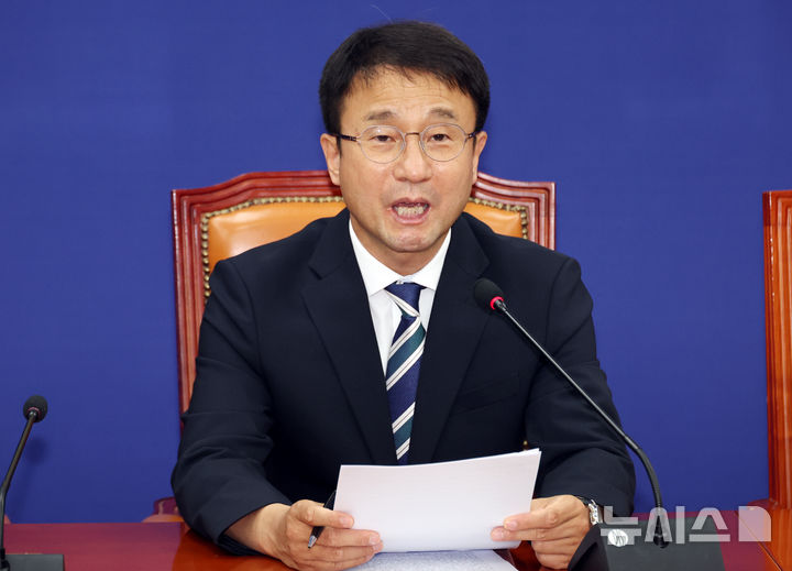 [서울=뉴시스] 최진석 기자 = 한병도 더불어민주당 대표 직무대행 겸 원내대표가 2일 여의도 국회에서 열린 정책조정회의에서 발언하고 있다. 2026.07.02. myjs@newsis.com