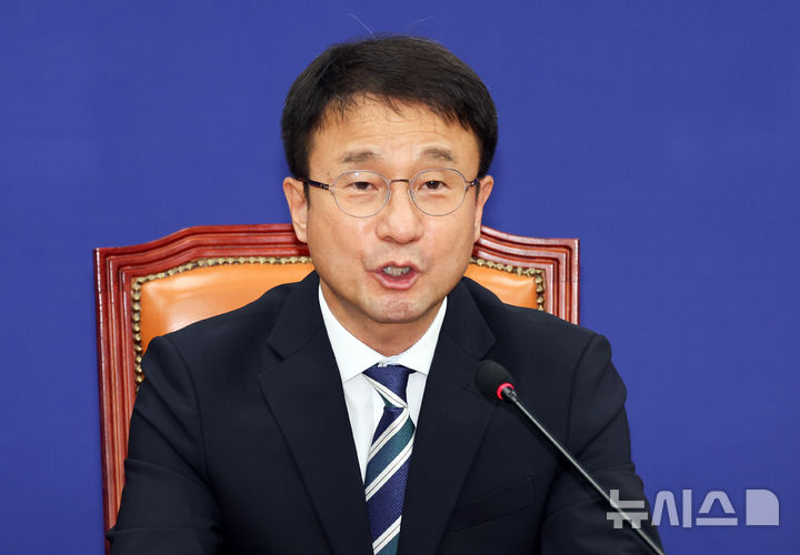 [서울=뉴시스] 최진석 기자 = 한병도 더불어민주당 대표 직무대행 겸 원내대표가 2일 여의도 국회에서 열린 정책조정회의에서 발언하고 있다. 2026.07.02. myjs@newsis.com