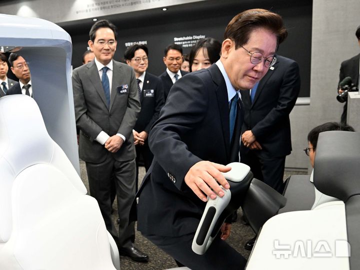 [아산=뉴시스] 최동준 기자 = 이재명 대통령이 2일 충남 아산시에서 열린 충청권 첨단산업 발전비전 국민보고회에 앞서 삼성디스플레이의 스마트자동차에 탑승하고 있다. 2026.07.02. photocdj@newsis.com