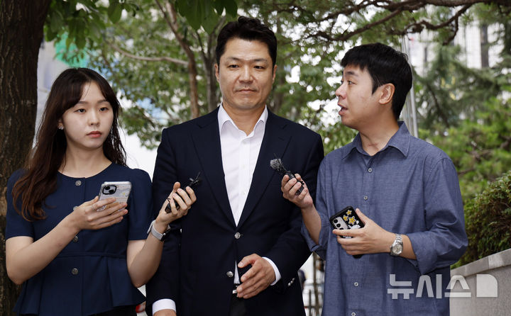 [과천=뉴시스] 김혜진 기자 = 최재훈 전 서울중앙지검 반부패수사2부장검사가 2일 경기 과천시 2차 종합특검 사무실에 피의자 조사를 받기 위해 출석하며 취재진 질문에 답하고 있다. 2026.07.02. jini@newsis.com