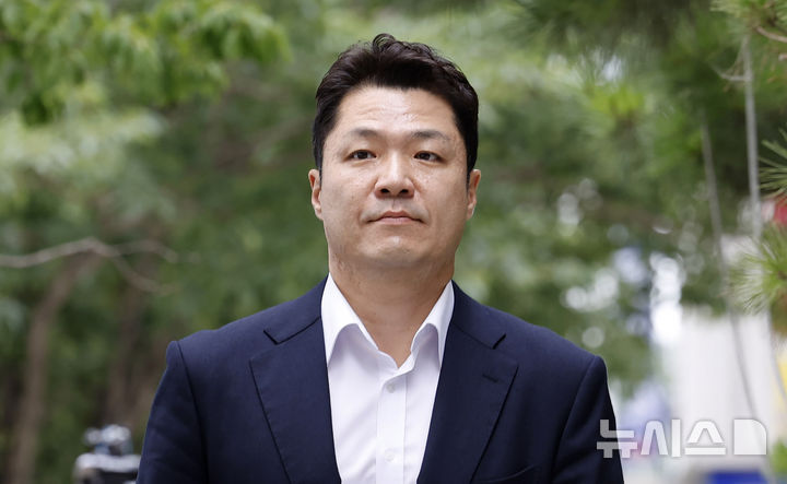 [과천=뉴시스] 김혜진 기자 = 최재훈 전 서울중앙지검 반부패수사2부장검사가 2일 경기 과천시 2차 종합특검 사무실에 피의자 조사를 받기 위해 출석하고 있다. 2026.07.02. jini@newsis.com