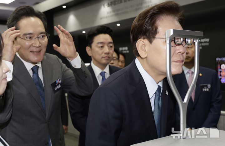 [아산=뉴시스] 최동준 기자 = 이재명 대통령이 2일 충남 아산시에서 열린 충청권 첨단산업 발전비전 국민보고회에 앞서 삼성디스플레이의 AR 글라스 체험을 하고 있다. 2026.07.02. photocdj@newsis.com
