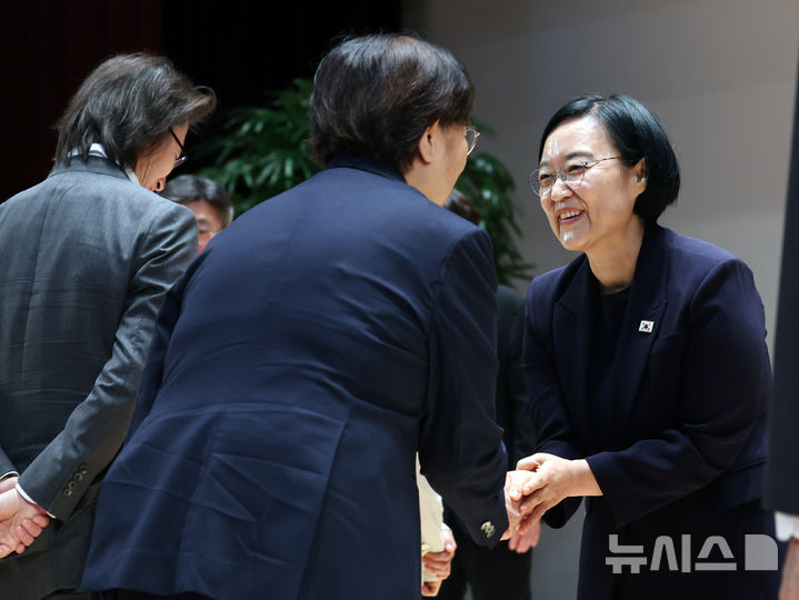 [세종=뉴시스] 배훈식 기자 = 한성숙 국무총리가 2일 오전 세종시 정부세종청사에서 열린 취임식에서 장관급 인사들과 악수하고 있다. 2026.07.02. dahora83@newsis.com