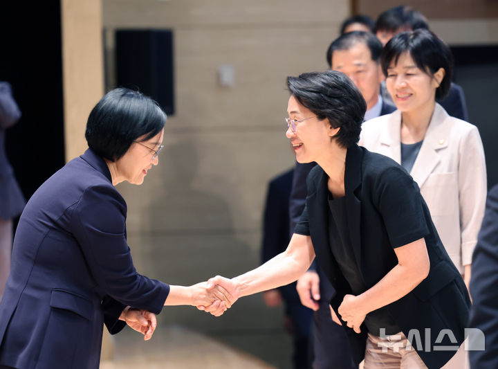 [세종=뉴시스] 배훈식 기자 = 한성숙 국무총리가 2일 오전 세종시 정부세종청사에서 열린 취임식에서 차관급 인사들과 악수하고 있다. 2026.07.02. dahora83@newsis.com