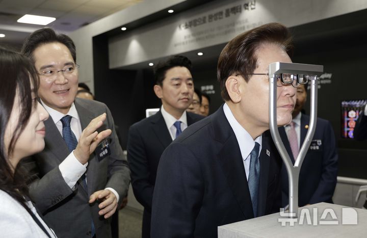 [아산=뉴시스] 최동준 기자 = 이재명 대통령이 2일 충남 아산시에서 열린 충청권 첨단산업 발전비전 국민보고회에 앞서 삼성디스플레이의 AR 글라스 체험을 하고 있다. 2026.07.02. photocdj@newsis.com