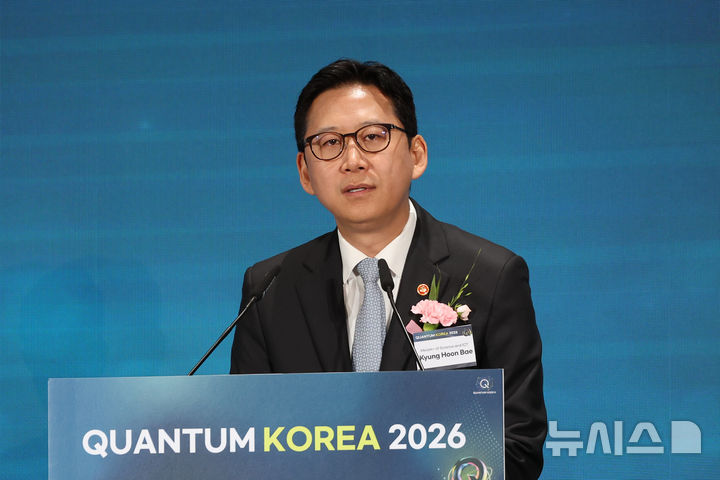 [서울=뉴시스] 고승민 기자 = 배경훈 부총리 겸 과학기술정보통신부 장관이 2일 서울 DDP에서 열린 퀀텀 코리아 2026 개막식에서 환영사를 하고 있다. 2026.07.02. kkssmm99@newsis.com