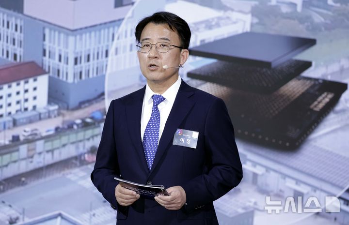 [아산=뉴시스] 최동준 기자 = 이청 삼성디스플레이 대표이사가 2일 충남 아산시에서 열린 이재명 대통령 주재 충청권 첨단산업 발전비전 국민보고회에서 투자 계획을 발표하고 있다. 2026.07.02. photocdj@newsis.com