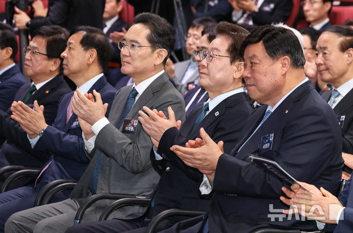 [아산=뉴시스] 최동준 기자 = 이재명 대통령이 2일 충남 아산시에서 열린 충청권 첨단산업 발전비전 국민보고회에서 참석자들과 박수를 치고 있다.오른쪽부터 서정진 셀트리온 회장, 이 대통령, 이재용 삼성전자 회장, 구윤철 부총리 겸 재정경제부 장관, 최교진 교육부 장관. 2026.07.02. photocdj@newsis.com