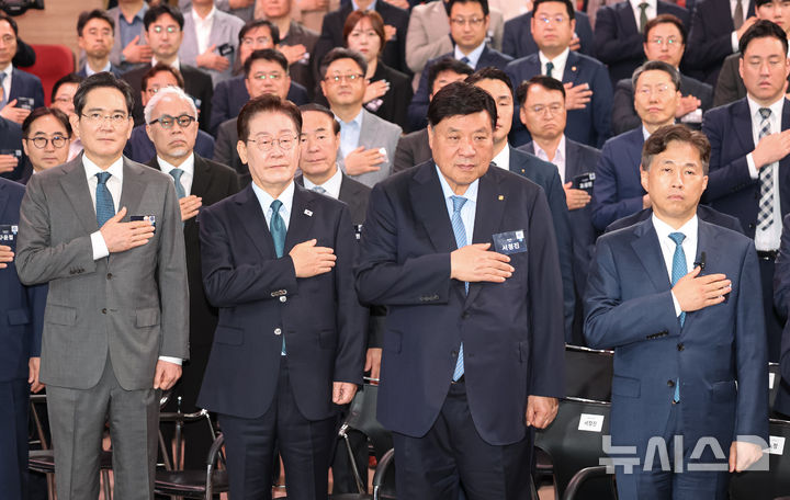 [아산=뉴시스] 최동준 기자 = 이재명 대통령이 2일 충남 아산시에서 열린 충청권&nbsp; 첨단산업 발전비전 국민보고회에서 참석자들과 국민의례를 하고 있다. 2026.07.02. photocdj@newsis.com