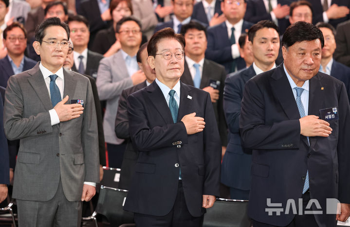[아산=뉴시스] 최동준 기자 = 이재명 대통령이 2일 충남 아산시에서 열린 충청권 첨단산업 발전비전 국민보고회에서 참석자들과 국민의례를 하고 있다. 왼쪽부터 이재용 삼성전자 회장, 이 대통령, 서정진 셀트레온 회장. 2026.07.02. photocdj@newsis.com