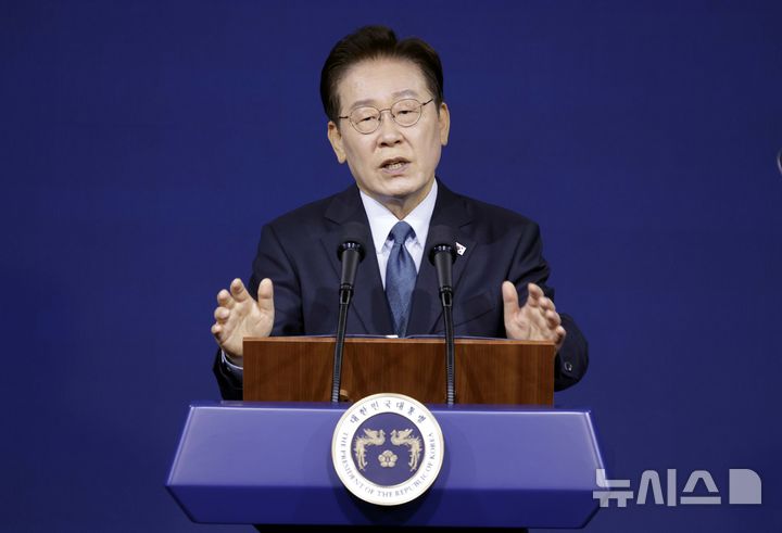 [아산=뉴시스] 최동준 기자 = 이재명 대통령이 2일 충남 아산시에서 열린 충청권 첨단산업 발전비전 국민보고회에서 축사를 하고 있다. 2026.07.02. photocdj@newsis.com