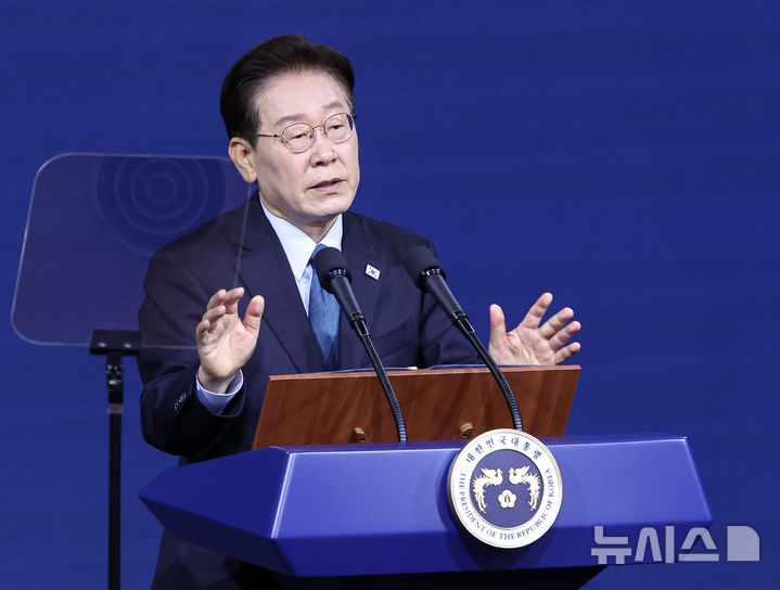 [아산=뉴시스] 최동준 기자 = 이재명 대통령이 2일 충남 아산시에서 열린 충청권 첨단산업 발전비전 국민보고회에서 축사를 하고 있다. 2026.07.02. photocdj@newsis.com