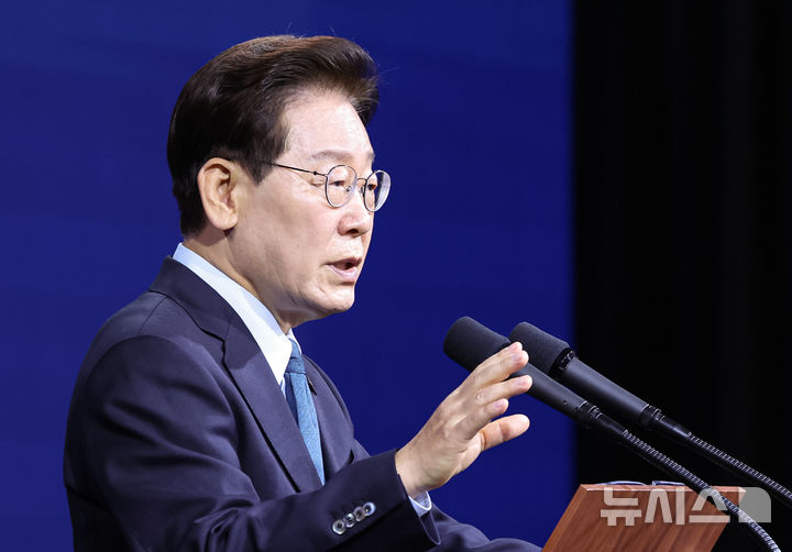 [아산=뉴시스] 최동준 기자 = 이재명 대통령이 2일 충남 아산시에서 열린 충청권  첨단산업 발전비전 국민보고회에서 축사를 하고 있다. 2026.07.02. photocdj@newsis.com