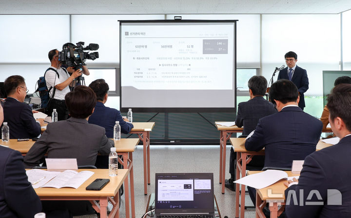 [서울=뉴시스] 국회사진기자단 = 김남훈 송파구선거관리위원회 사무국장 직무대리가 2일 서울 송파구 선거관리위원회에서 투표용지 부족 사태에 대해 브리핑 하고 있다. 2026.07.02. photo@newsis.com
