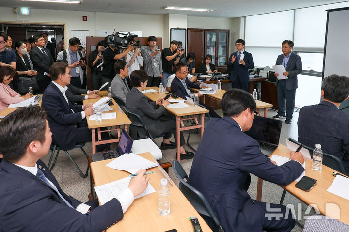 [서울=뉴시스] 국회사진기자단 = 김남훈 송파구선거관리위원회 사무국장 직무대리가 2일 서울 송파구 선거관리위원회에서 투표용지 부족 사태에 대한 브리핑을 마친 뒤 질의응답 하고 있다. 2026.07.02. photo@newsis.com