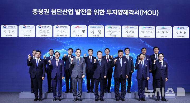 [아산=뉴시스] 최동준 기자 = 이재명 대통령이 2일 충남 아산시에서 열린 충청권 첨단산업 발전비전 국민보고회에서 이재용 삼성전자 회장, 이청 삼성디스플레이 대표이사, 곽노정 SK하이닉스 대표이사, 서정진 셀트리온 회장 등 참석자들과 기념촬영을 하고 있다. 2026.07.02. photocdj@newsis.com