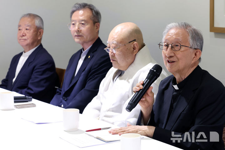 [서울=뉴시스] 박진희 기자 = 한국종교지도자원로회의는 2일 오전 서울 중구 달개비에서 '한반도 평화공존과 상호존중 선언'을 발표하고 있다.&nbsp; 이날 선언문엔 한국천주교주교회의 전 의장인 김희중 대주교, 대한불교조계종 전 총무원장 원행스님, 한국기독교교회협의회 전 총무 김영주 목사, 원불교 전 교정원장 오도철 교무, 박남수 전 천도교 교령, 김영근 전 성균관장, 이범창 전 한국민족종교협의회장이 이름을 올렸다. 2026.07.02. pak7130@newsis.com