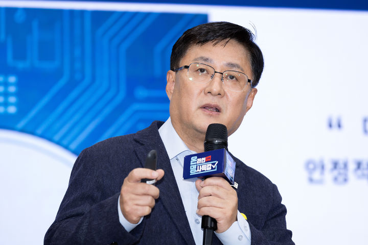 [서울=뉴시스] 김성환 기후에너지환경부 장관이 2일 경기도 과천시 소재 국가공무원인재개발원 과천분원에서 고위정책과정 교육생을 대상으로 ‘재생에너지 중심 에너지 대전환’ 주제 강연을 하고 있다. (사진=기후에너지환경부 제공). 2026.07.02. photo@newsis.com *재판매 및 DB 금지